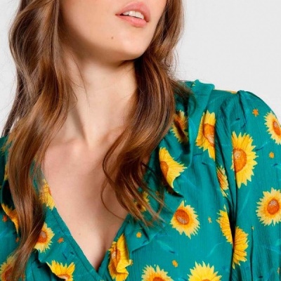 Vestido verde com padrão de girassóis amarelos e mangas curtas elásticas