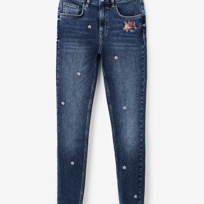 Calças de ganga azul escuro com decoração de estrelas e bordado de flores e morangos