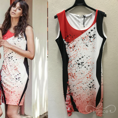 Vestido vermelho, branco e preto com padrão abstrato, sem mangas, pendurado e vestido por modelo