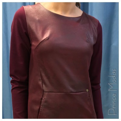 Blusa feminina vinho com frente imitação couro e mangas lisas, marca Prince Modas ao lado