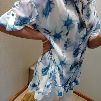 Camisa feminina azul e branca com padrão floral