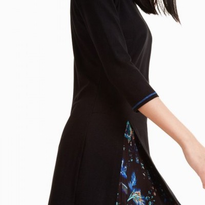 Vestido preto com padrão floral colorido na parte inferior