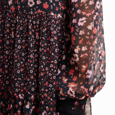 Vestido floral com mangas bufantes e punhos elásticos