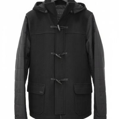 Casaco preto com capuz e mangas acolchoadas em cabide