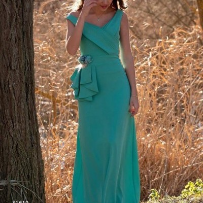 Vestido comprido verde água com detalhe de flor na cintura