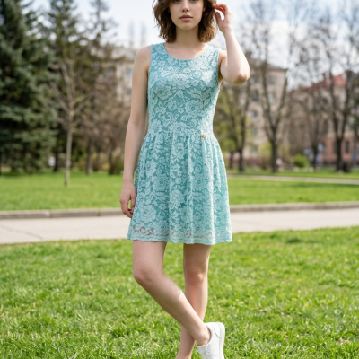 Mulher com vestido de renda azul claro e ténis brancos num parque