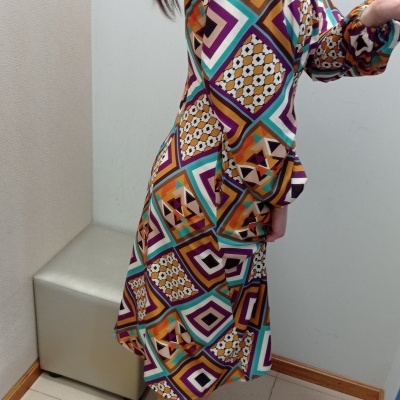 Vestido geométrico colorido manga comprida e calçado branco com franjas