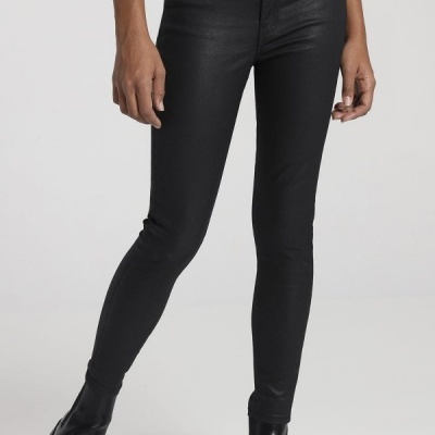 Calças justas de ganga preta com acabamento brilhante e botas pretas
