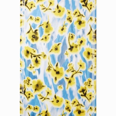 Toalha com padrão floral amarelo sobre fundo azul e branco