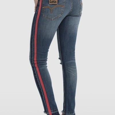Calças de ganga azuis com risca vermelha e preta nas laterais e etiqueta 'Lois' no bolso esquerdo traseiro