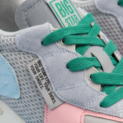 Ténis multicolor com etiquetas textuais e atacadores verdes