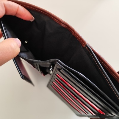 Carteira bi-fold em couro castanho e preto com compartimentos para cartões