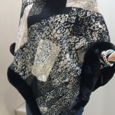Poncho com padrão abstrato e bordas em pelúcia preta