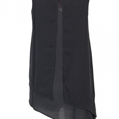 Blusa preta feminina sem mangas com corte assimétrico e botão no decote