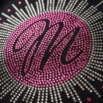 Estampa circular com pérolas rosas e prateadas em tecido preto