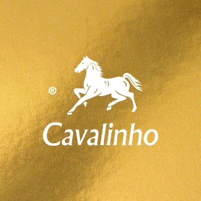 Logótipo Cavallinho com cavalo branco num fundo dourado.