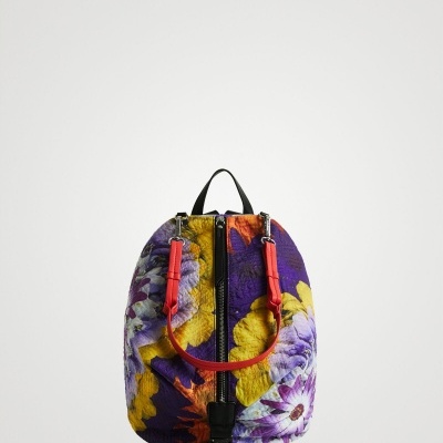 Mochila floral com alças vermelhas e fecho preto