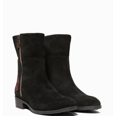 Bota preta em camurça com zíper e bordado vermelho