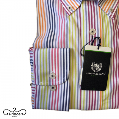 Camisa riscada colorida dobrada com etiqueta preta pendurada