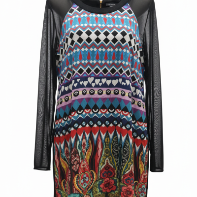 Vestido longo colorido com mangas pretas transparentes e padrão geométrico e floral