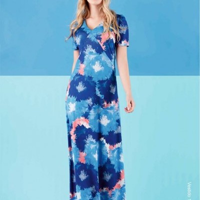 Vestido comprido azul tie-dye com padrão multicolorido, mangas curtas e decote em V