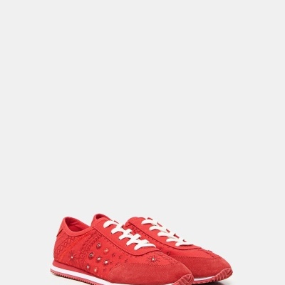 Sapatilhas vermelhas desportivas com atacadores brancos