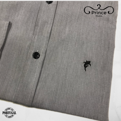 Camisa masculina cinzenta com textura riscada e botão preto