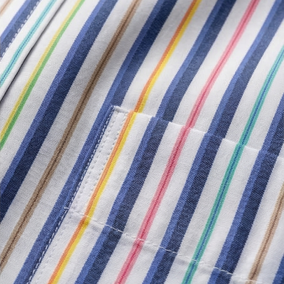 Camisa às riscas coloridas com bolso frontal