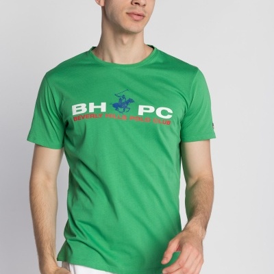 Camiseta verde com estampado Beverly Hills Polo Club usada por homem