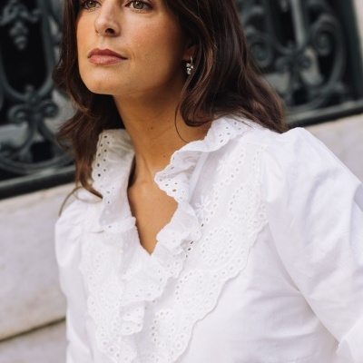 Blusa branca com gola rendada de bordado inglês