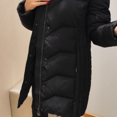 Casaco acolchoado preto com capuz de pelúcia castanha