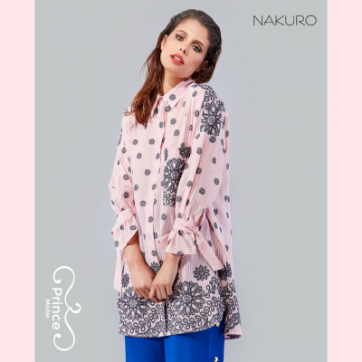 Mulher com túnica rosa com padrão floral azul escuro e calças azuis