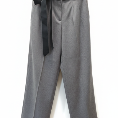 Calças cinzentas com cinto preto e laço sobre fundo branco