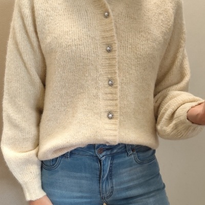 Cardigã creme de malha grossa com botões decorativos de pérola