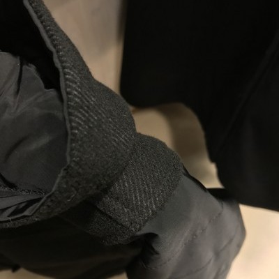 Casaco preto com tecido fosco e cinto em tecido felpudo