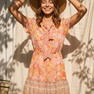 Vestido floral feminino curto com gola em laço e chapéu de palha