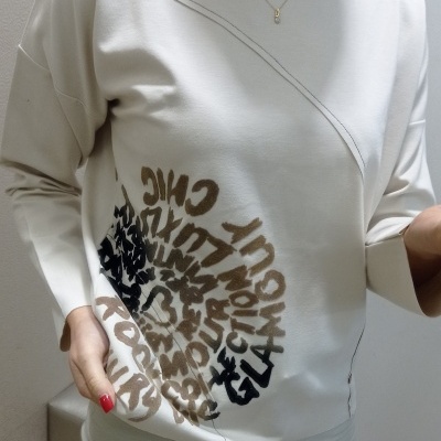 Sweatshirt branca com texto circular em castanho e preto