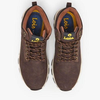 Sapatos masculinos castanhos escuros com cadarços e detalhes amarelos, vista superior.