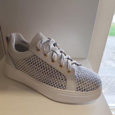 Ténis branco e azul claro com padrão quadriculado e atacadores brancos