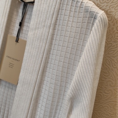 Casaco branco texturizado FREEQUENT pendurado em cabide preto