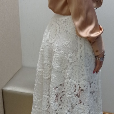 Saia longa branca de renda com padrão floral e camisa cetim cor de rosa claro