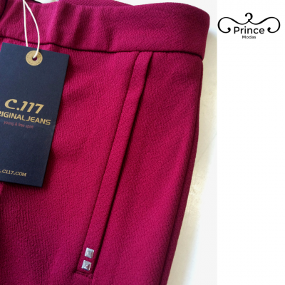 Calça vermelha texturizada com etiqueta C.117 ORIGINAL JEANS e logo Prince Modas