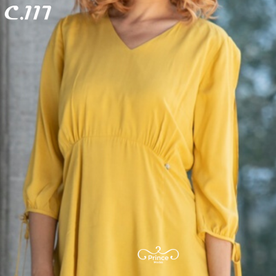 Vestido amarelo de manga 3/4 com decote em V e cintura franzida