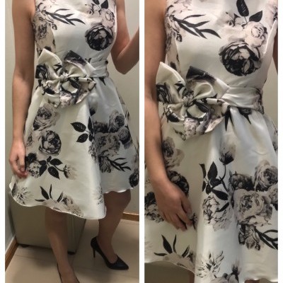 Vestido branco acetinado com estampado floral preto e cinza e laço grande na cintura