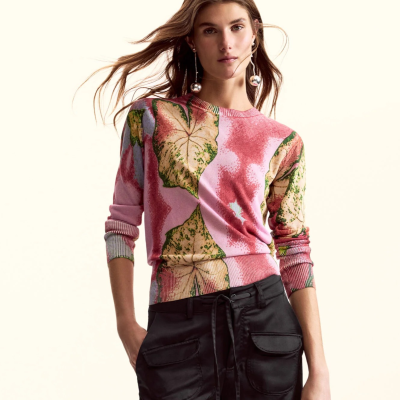 Camisola rosa com estampado de folhas e calças pretas com bolsos grandes