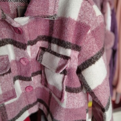 Casaco xadrez felpudo tons rosa branco castanho com botões e bolsos