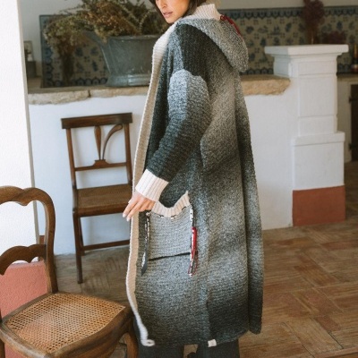 Casaco longo cinza de malha com capuz e detalhes em lã creme