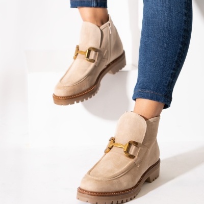 Botins de senhora camurça bege com sola castanha e detalhe dourado