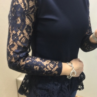 Blusa azul escuro com mangas e barra em renda floral transparente