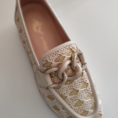 Mocassim bege com padrão dourado e fivela grande